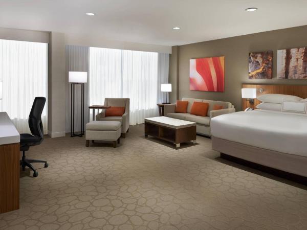 Delta Hotels by Marriott Toronto Airport & Conference Centre : photo 4 de la chambre studio lit king-size avec canapé-lit