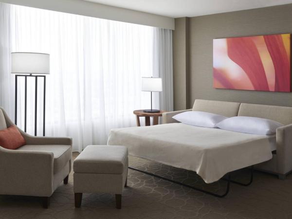 Delta Hotels by Marriott Toronto Airport & Conference Centre : photo 5 de la chambre studio lit king-size avec canapé-lit