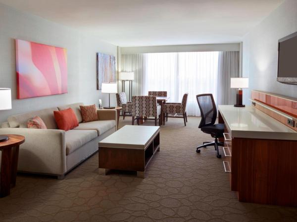 Delta Hotels by Marriott Toronto Airport & Conference Centre : photo 3 de la chambre suite lit king-size avec canapé-lit