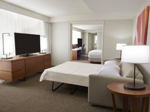 Delta Hotels by Marriott Toronto Airport & Conference Centre : photo 4 de la chambre suite lit king-size avec canapé-lit