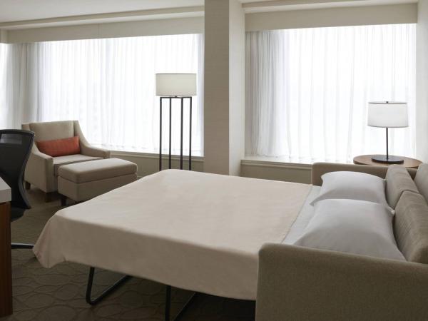 Delta Hotels by Marriott Toronto Airport & Conference Centre : photo 5 de la chambre suite lit king-size avec canapé-lit