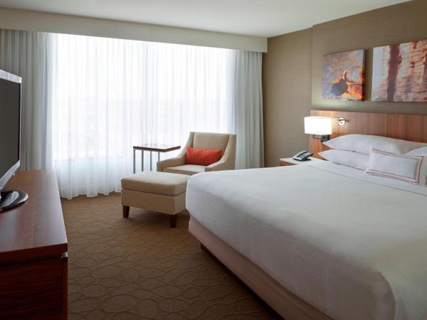 Delta Hotels by Marriott Toronto Airport & Conference Centre : photo 6 de la chambre suite lit king-size avec canapé-lit