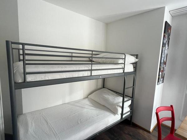 Basel-Stadt Gundeldingen Zimmer 404, : photo 2 de la chambre chambre quadruple