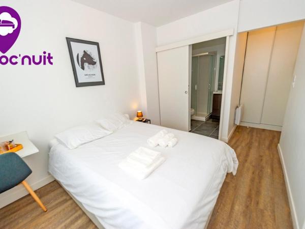 Loc'Nuit - Chambres Tout Confort - Hyper Centre AGEN : photo 3 de la chambre chambre double avec salle de bains privative