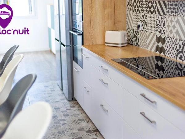 Loc'Nuit - Chambres Tout Confort - Hyper Centre AGEN : photo 10 de la chambre chambre double avec salle de bains privative