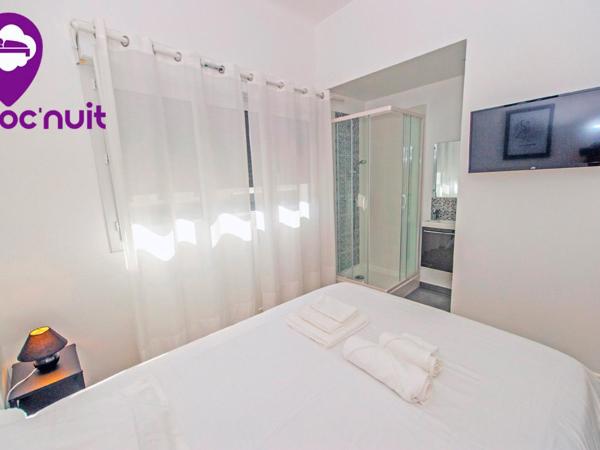 Loc'Nuit - Chambres Tout Confort - Hyper Centre AGEN : photo 3 de la chambre chambre double avec salle de bains privative