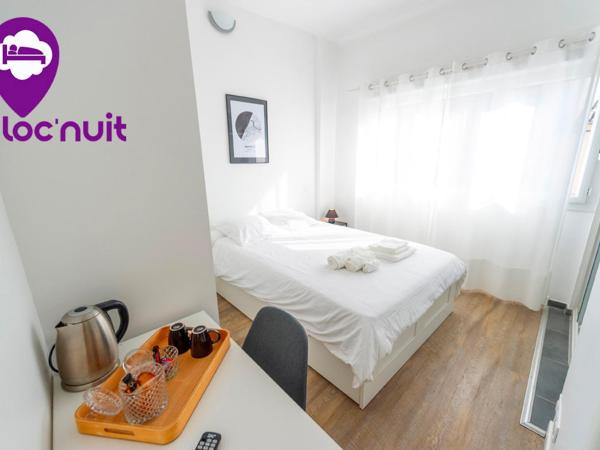 Loc'Nuit - Chambres Tout Confort - Hyper Centre AGEN : photo 10 de la chambre chambre double avec salle de bains privative
