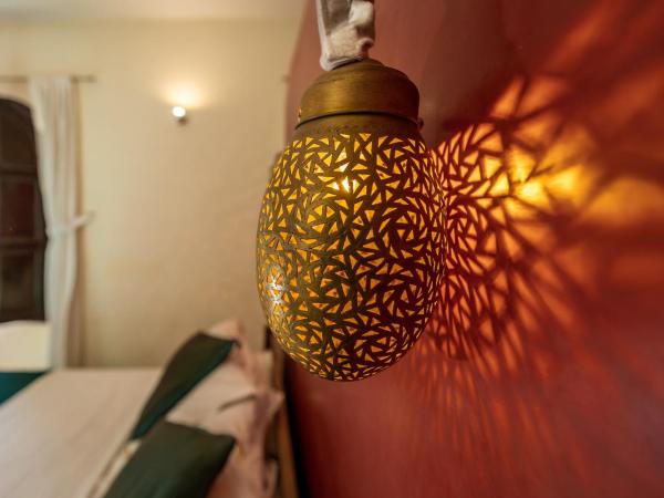 Riad Tizwa Fes : photo 3 de la chambre spacieuse chambre double - vue sur terrasse