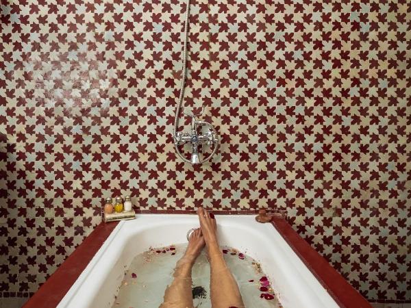 Riad Tizwa Fes : photo 4 de la chambre spacieuse chambre double - vue sur terrasse