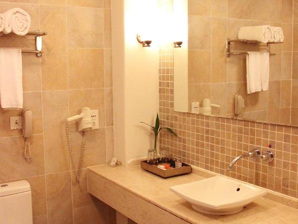 Aegean Suites Sanya Yalong Bay Resort : photo 7 de la chambre suite 2 chambres avec cuisine, ustensiles et lave-linge/sèche-linge - vue sur jardin