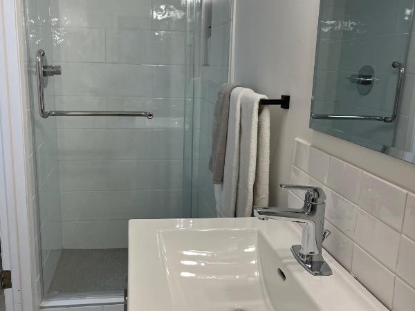 Mountain View Bed & Breakfast : photo 5 de la chambre cette chambre lit queen-size dispose d'une salle de bains privative et d'un coin salon privé.