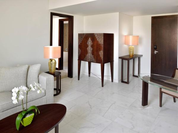 JW Marriott Hotel Muscat : photo 2 de la chambre suite exécutive avec accès au salon 24h/24