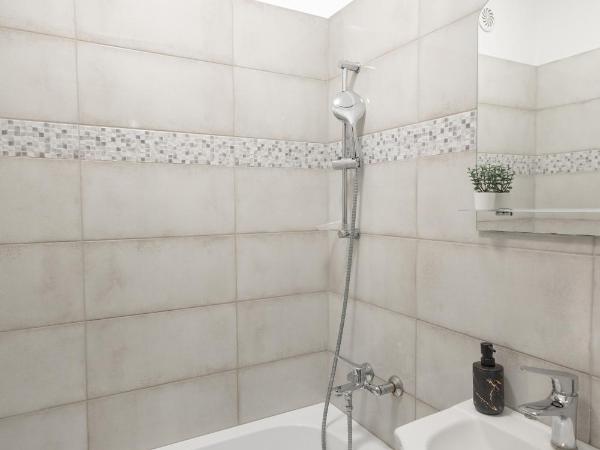 ClickTheFlat Stawki Apart Rooms : photo 6 de la chambre chambre double avec salle de bains commune