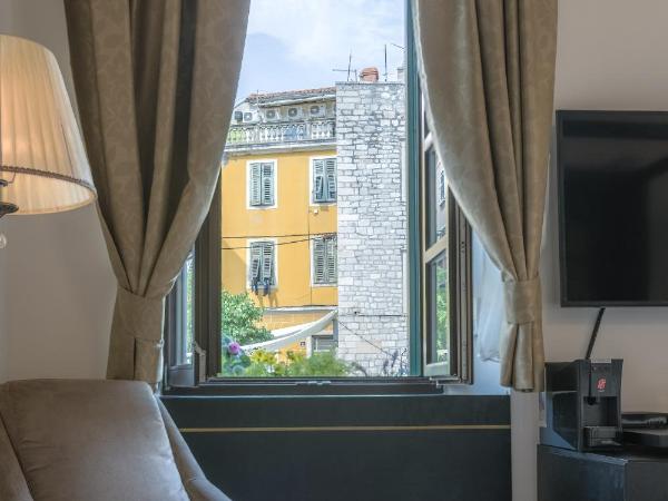 King Kresimir Heritage Hotel : photo 4 de la chambre chambre ancienne