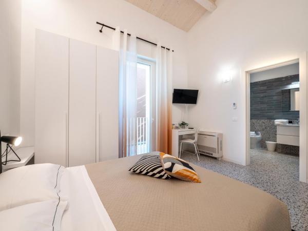 Zuara9Room Rimini : photo 4 de la chambre chambre double avec salle de bains privative