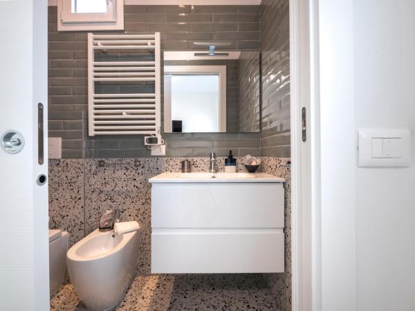 Zuara9Room Rimini : photo 5 de la chambre chambre simple avec salle de bains privative
