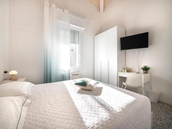 Zuara9Room Rimini : photo 4 de la chambre chambre double avec salle de bains privative extérieure