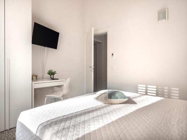 Zuara9Room Rimini : photo 5 de la chambre chambre double avec salle de bains privative extérieure