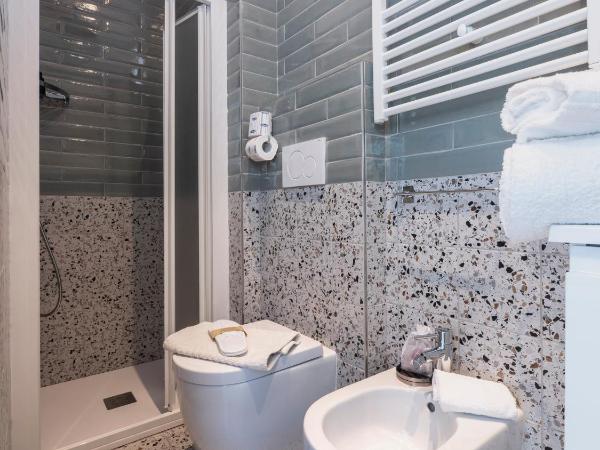 Zuara9Room Rimini : photo 4 de la chambre chambre simple avec salle de bains privative