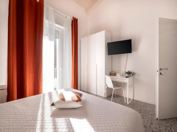Zuara9Room Rimini : photo 6 de la chambre chambre lit king-size avec balcon