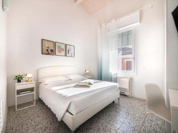 Zuara9Room Rimini : photo 1 de la chambre chambre double avec salle de bains privative séparée