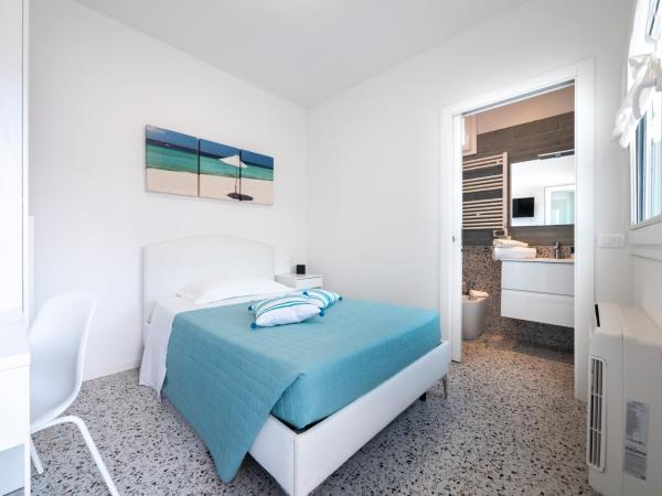 Zuara9Room Rimini : photo 1 de la chambre chambre simple avec salle de bains privative