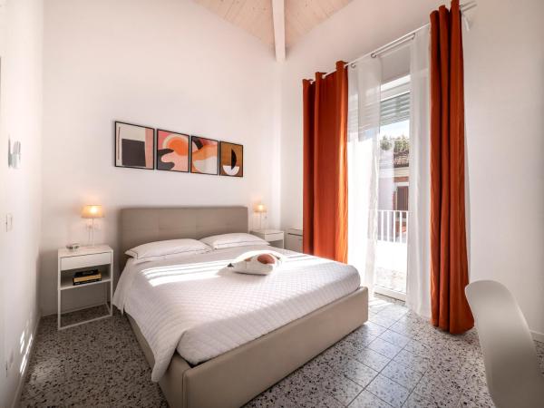 Zuara9Room Rimini : photo 2 de la chambre chambre lit king-size avec balcon