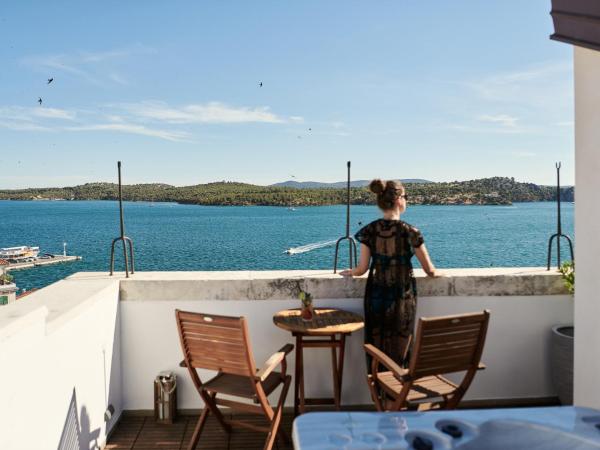 King Kresimir Heritage Hotel : photo 3 de la chambre suite avec terrasse et vue sur la mer