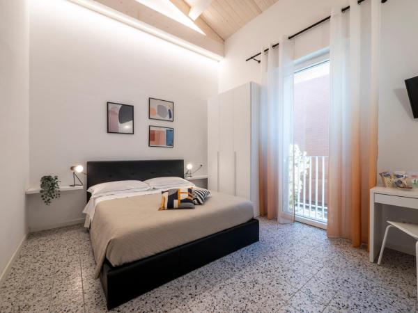 Zuara9Room Rimini : photo 1 de la chambre chambre double avec salle de bains privative