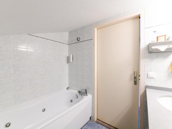 Hotel Le Pavillon Bleu : photo 6 de la chambre chambre quadruple confort - vue sur lac