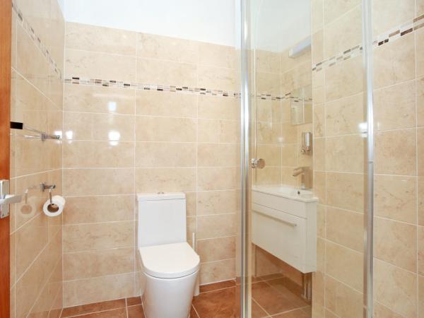 CitiHouse Aberdeen West End : photo 1 de la chambre chambre familiale avec douche