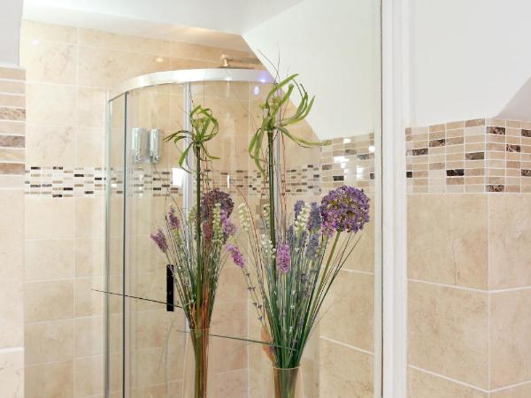 CitiHouse Aberdeen West End : photo 4 de la chambre chambre triple basique avec salle de bains commune