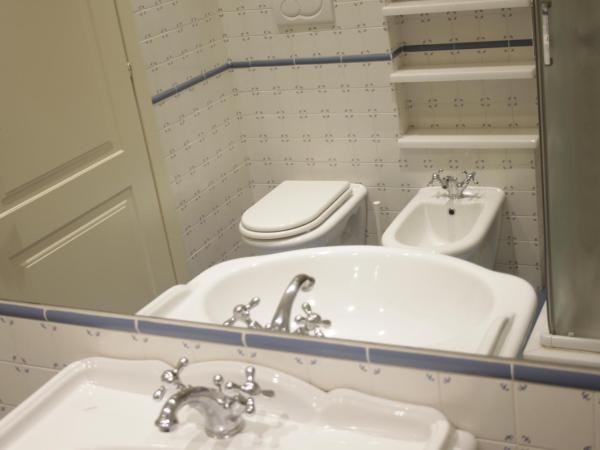 Hotel RossoVino Milano : photo 3 de la chambre chambre lits jumeaux avec salle de bains privative