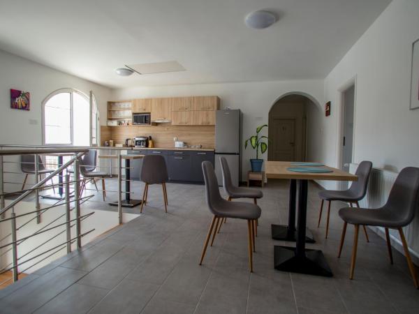 Főnix Design Rooms : photo 7 de la chambre chambre double avec balcon