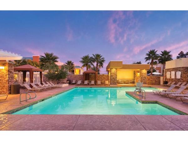 Escape to Tropicana, a Tranquil Condo Oasis Near the LV Strip - Special Offer Now! : photo 8 de la chambre appartement deluxe