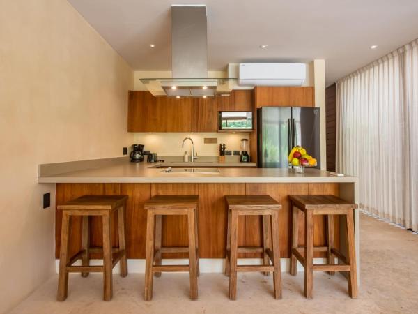 Copal Tulum Hotel : photo 7 de la chambre appartement de luxe jungle 2 chambres avec 1 lit king-size, 2 lits simples, 1 canapé-lit king-size et terrasse - vue sur jardin