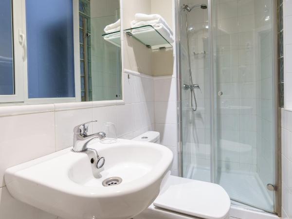 Hostal Madrid : photo 3 de la chambre chambre triple arriere