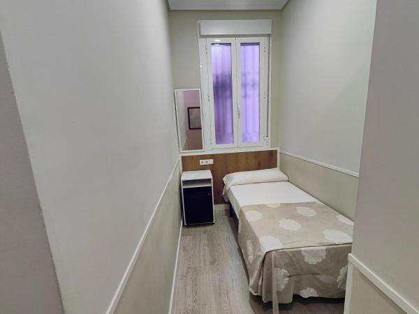 Hostal Madrid : photo 1 de la chambre chambre simple intérieure