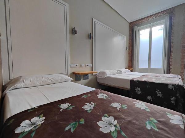 Hostal Madrid : photo 2 de la chambre chambre familiale (4 adultes)