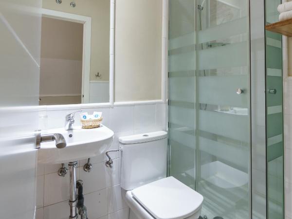 Hostal Madrid : photo 3 de la chambre chambre double supérieure - vue sur rue