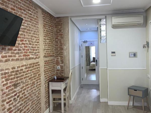 Hostal Madrid : photo 1 de la chambre chambre lits jumeaux extérieure