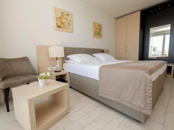 Romana Beach Resort : photo 7 de la chambre suite junior avec piscine privée - vue sur montagne