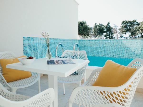 Romana Beach Resort : photo 3 de la chambre suite junior avec piscine privée - vue sur montagne