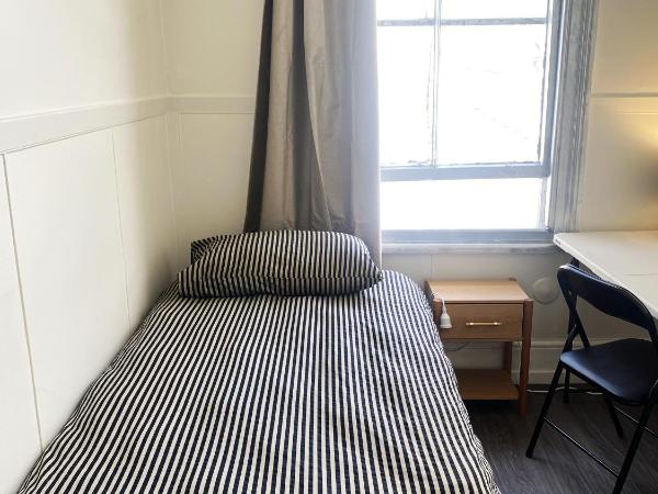 215 Edinburgh Castle : photo 1 de la chambre chambre simple avec toilettes et douche communes