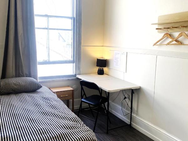 215 Edinburgh Castle : photo 2 de la chambre chambre simple avec toilettes et douche communes