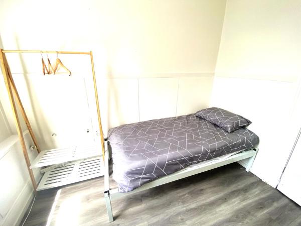 215 Edinburgh Castle : photo 2 de la chambre chambre simple avec toilettes et douche communes