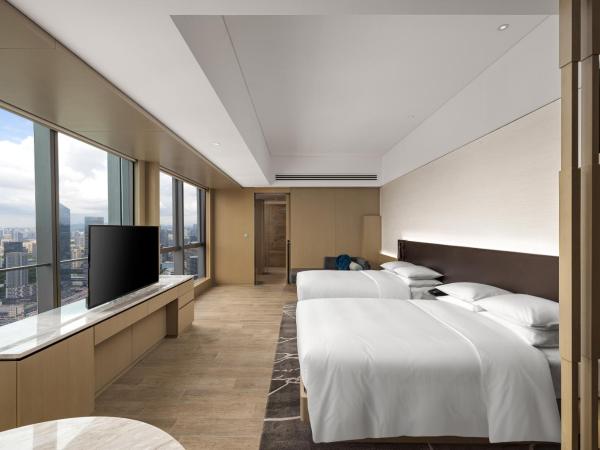 Renaissance Shenzhen Bay Hotel : photo 1 de la chambre larger double room with two double beds and city view