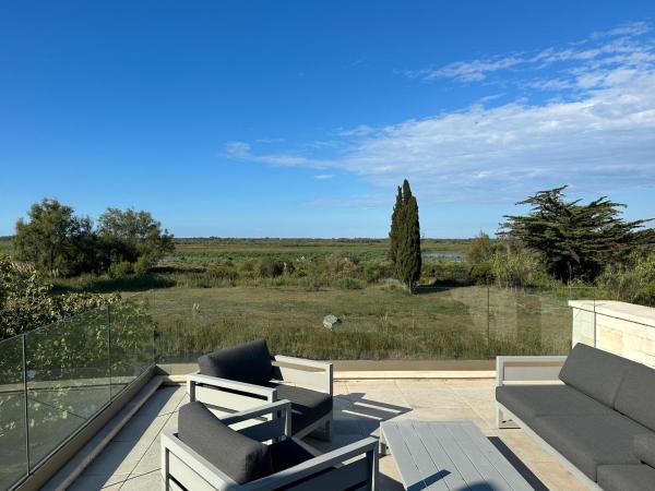 Mas du Couvin, maison d'hôtes en Camargue : photo 8 de la chambre chambre double deluxe avec balcon