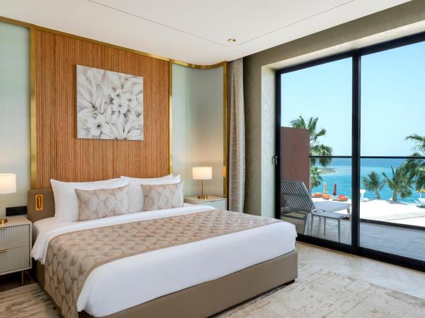 voco Monaco Dubai, an IHG Hotel, Adults Only, World Islands : photo 4 de la chambre chambre premium avec lit king-size et vue sur la mer