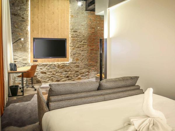 Novotel Saint Brieuc Centre Gare : photo 2 de la chambre suite junior avec 1 lit queen-size et canapé